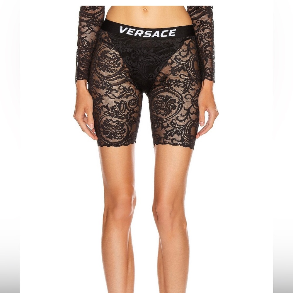 COPY - VERSACE
Bermuda
S International
Never worn